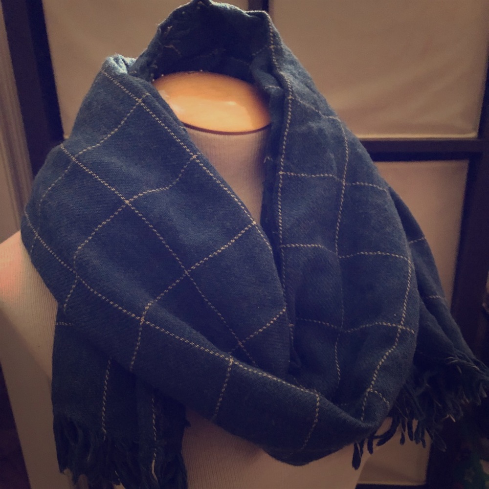 Warm versatile grid scarf